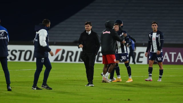 El fastidio de Alexander Medina, el entrenador de Talleres, luego de la derrota ante Bragantino. (José Hernández)