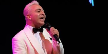 El cantante mexicano cruzó el Paso Cristo Redentor y se sacó fotos con sus fans mendocinos.