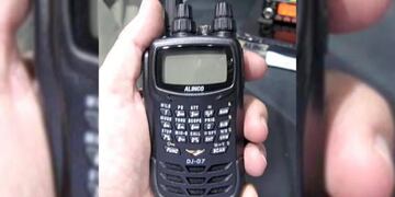 Los inhibidores son equipos de radio similares a los que utiliza la Policía de Mendoza. Imagen ilustrativa