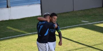 A los 36 años el Taca Bieler sigue convirtiendo. En esta ocasión, con ayuda (Prensa Atlético Rafaela).