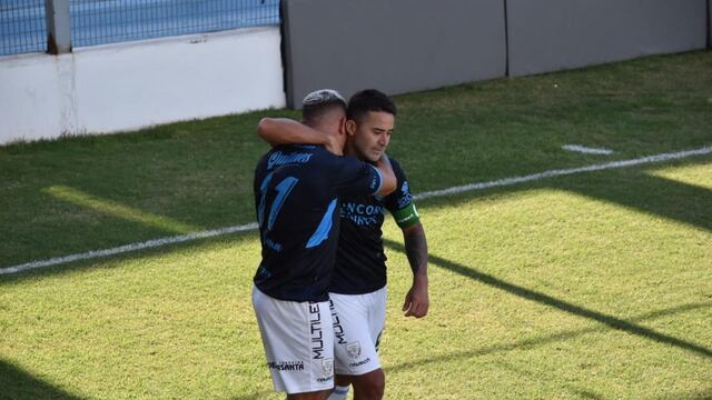 A los 36 años el Taca Bieler sigue convirtiendo. En esta ocasión, con ayuda (Prensa Atlético Rafaela).