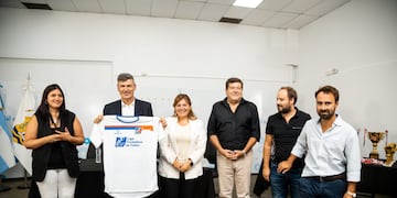 Daniel Passerini y los dirigentes del fútbol de los barrios, para el Torneo de Verano.