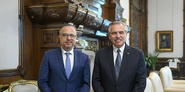 Antonio Aracre junto con Alberto Fernández.