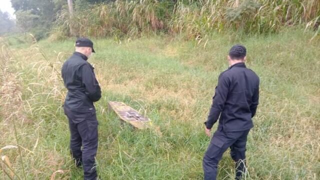 Hallaron un peluche con agujas y cintas dentro de un ataúd en la Ruta 17
