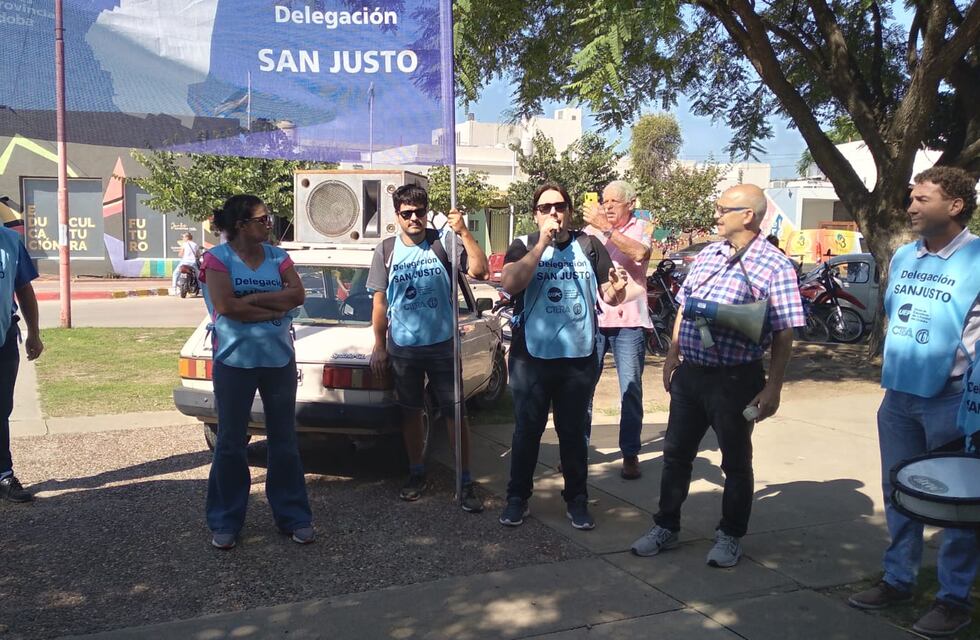 Continuando con su lucha, los docentes de Arroyito marcharon por las calles céntricas