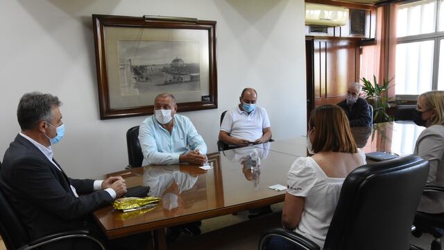 La delegación colombiana y representantes de la UNRaf en el despacho de la Intendencia