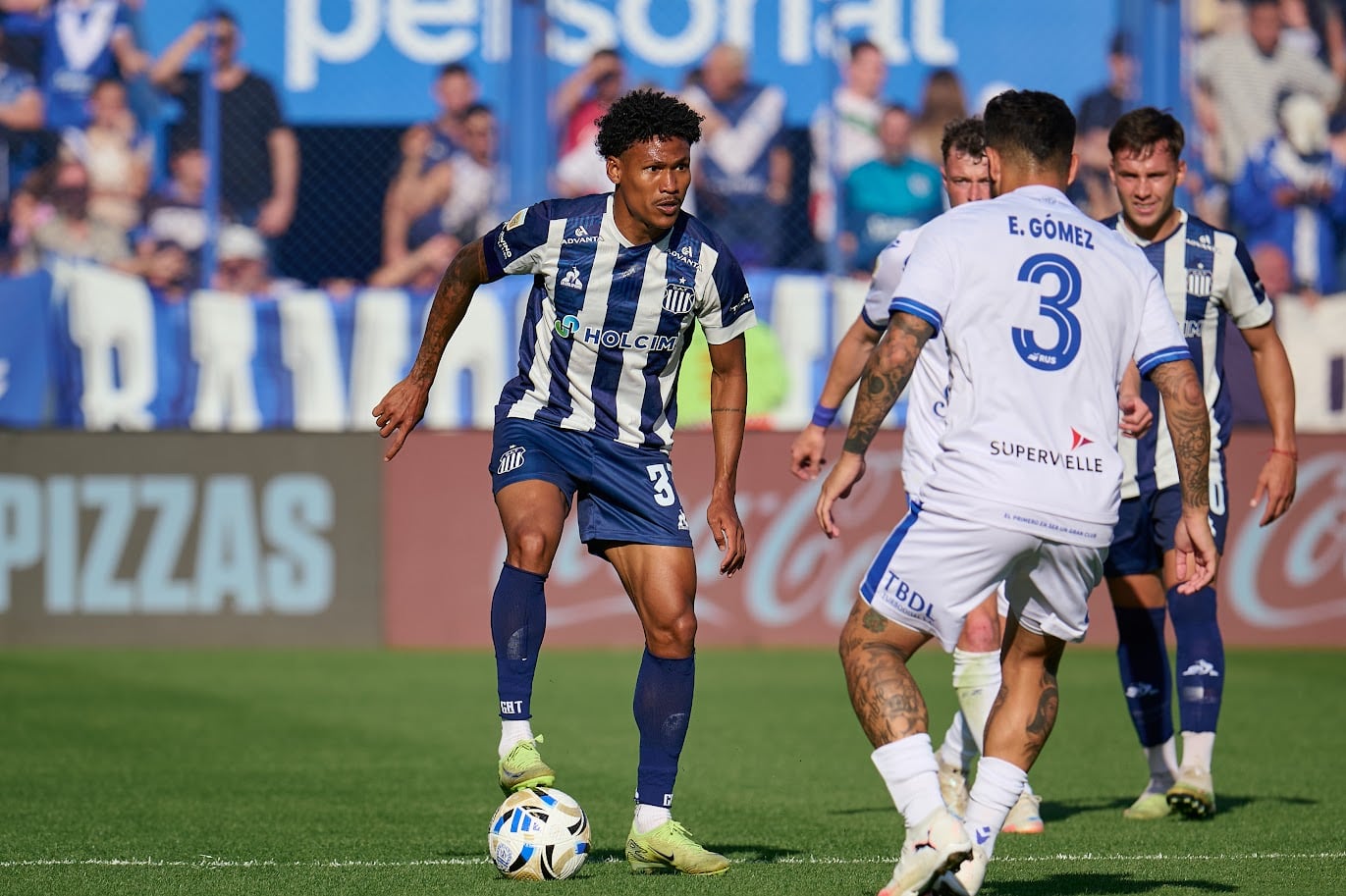 Rick, en uno de los contragolpes de Talleres ante Vélez en el partido por la fecha 14 del Clausura de la Liga Profesional