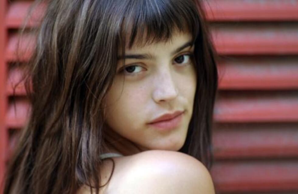 Calu Rivero sorprendió al posar con una bata abierta y sin ropa interior