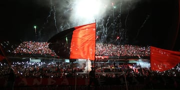 La cancha puede albergar a 42.000 personas en partidos oficiales.