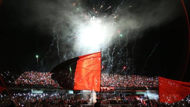 La cancha puede albergar a 42.000 personas en partidos oficiales.