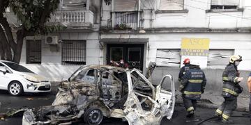 Así quedó el taxi que explotó en Recoleta. (Twitter: @EmergenciasBA)