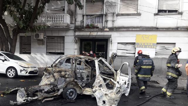 Así quedó el taxi que explotó en Recoleta. (Twitter: @EmergenciasBA)