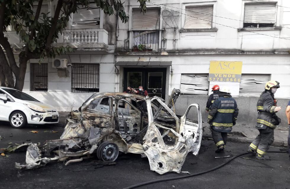 Así fue la explosión de un taxi en Recoleta: el conductor se salvó de milagro