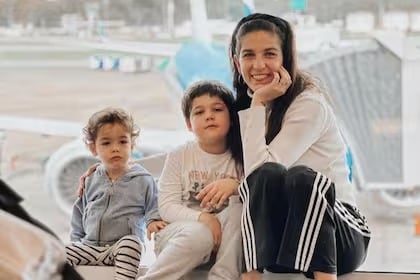 Juana Repetto con sus dos primeros hijos.