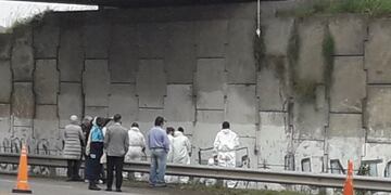 La foto que muestra la soga que encontraron los investigadores al llegar al lugar, con la que el hombre se habría cortado la cabeza. Twitter @chivilcoyaldia