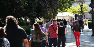 Cola de gente en la Plaza San Martín de Córdoba para hisoparse.
Aumenta la cantidad de testeos en la ciudad.
(Pedro Castillo/ La Voz)
