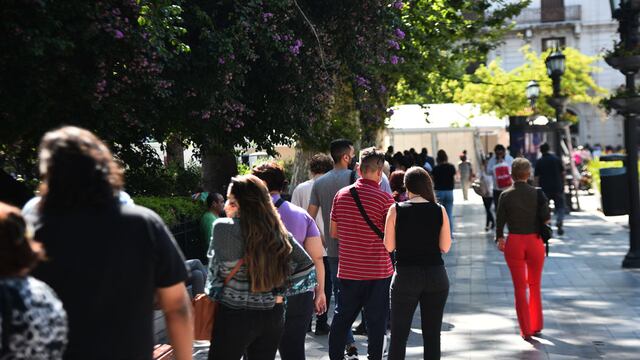 Cola de gente en la Plaza San Martín de Córdoba para hisoparse.
Aumenta la cantidad de testeos en la ciudad.
(Pedro Castillo/ La Voz)
