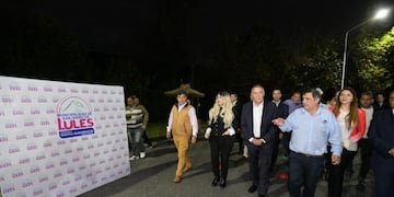 El gobernador inauguró un Punto de Información Turística, recorrió obras de alumbrado público y supervisó un acueducto millonario