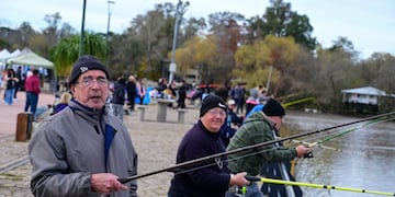 Adultos mayores pescando
