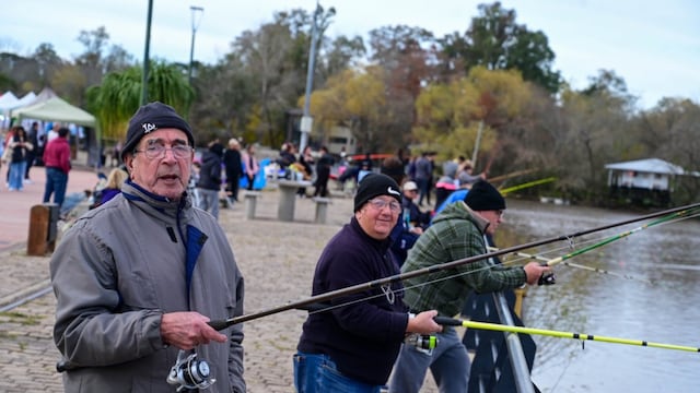 Adultos mayores pescando