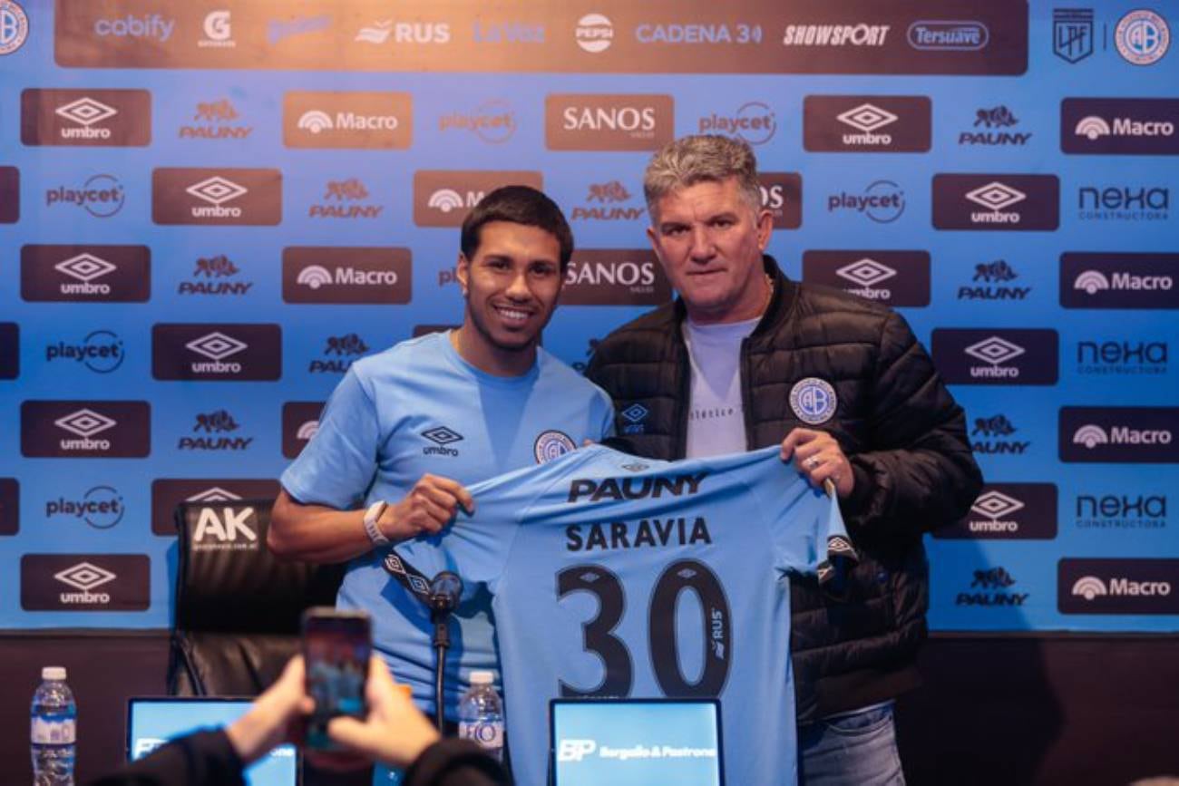 Rodrigo Saravia, nuevo jugador de Belgrano. El volante uruguayo, en la presentación con el presidente Luis Fabián Artime. (Prensa Belgrano)