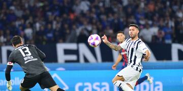 Nahuel Bustos volvió con gol ante Colón y es titular ante San Lorenzo. Y antes del minuto casi pone en ventaja a la T (Ramiro Pereyra / La Voz)