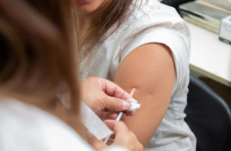 Comenzó la vacunación antigripal gratuita en Rosario: cuándo y cómo sacar turno