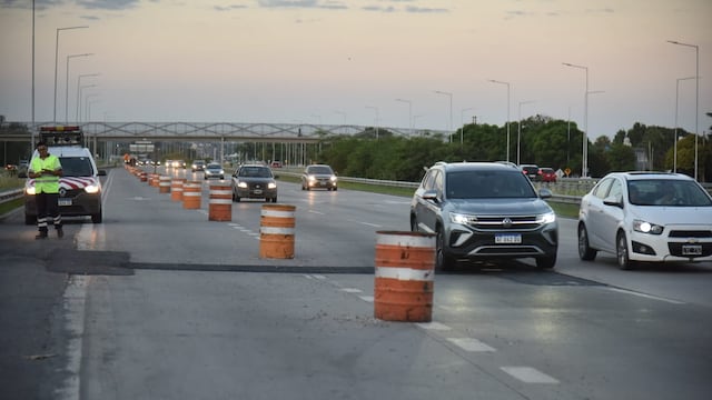 Policía Caminera estableció corte de media calzada y pide paciencia en avenida de Circunvalación, Córdoba.