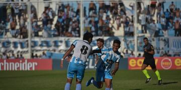 Augusto Berrondo (8) y Axel Oyola, dos que se vuelven a juntar para darle juego a Racing  (Facundo Luque / La Voz).