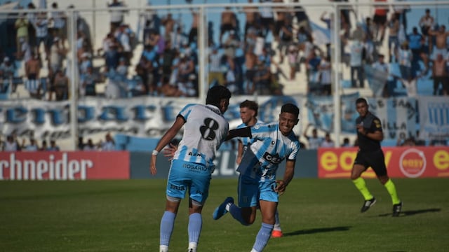 Augusto Berrondo (8) y Axel Oyola, dos que se vuelven a juntar para darle juego a Racing (Facundo Luque / La Voz).