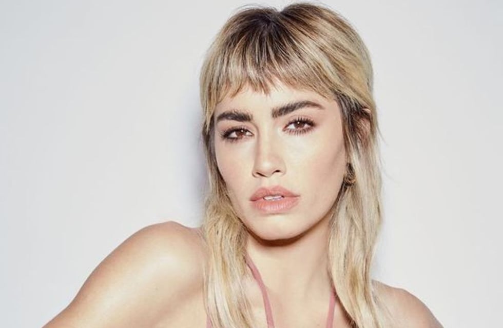 El look bomba de Lali Espósito: tapado de peluche y catsuit negro