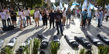 Los autoconvocados arrojaron al suelo “bolsas con cadáveres” que simulaban ser personas fallecidas por coronavirus.