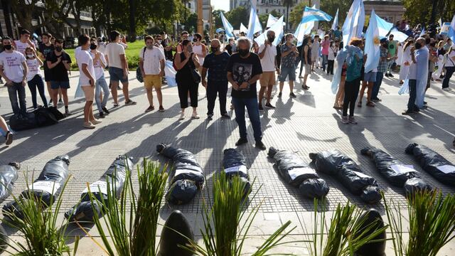 Los autoconvocados arrojaron al suelo “bolsas con cadáveres” que simulaban ser personas fallecidas por coronavirus.