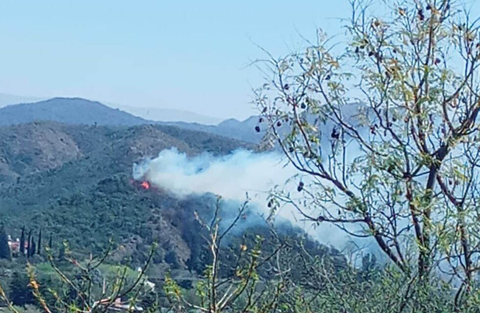 Fuego en las sierras de Córdoba: controlaron un incendio en Villa Los Aromos