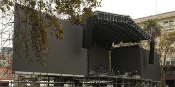 Preparativos del escenario en la Plaza de Mayo para el acto del 25 de mayo (La Voz)