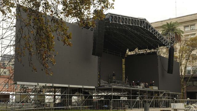 Preparativos del escenario en la Plaza de Mayo para el acto del 25 de mayo (La Voz)