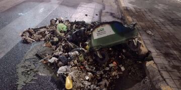 Los contenedores de basura, quemados en el centro de Córdoba.