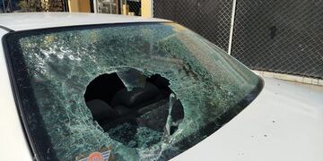 Algunos jóvenes le habrían destrozado la luneta del automóvil.