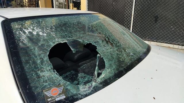 Algunos jóvenes le habrían destrozado la luneta del automóvil.