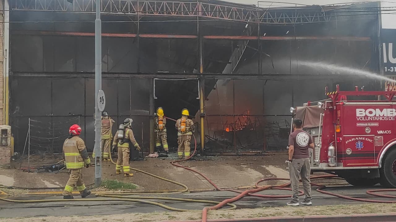 Bemberos controlaron un incendio que destruyó un local de ropa en barrio Argüello. (Policía)