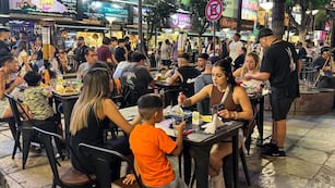 Movimiento Turístico en la noche de Villa Carlos Paz. (La Voz)