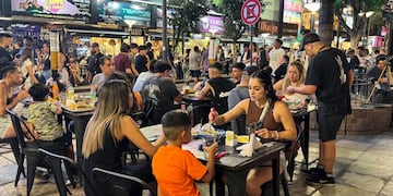 Movimiento Turístico en la noche de Villa Carlos Paz. (La Voz)