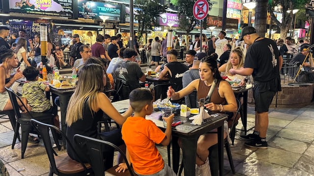 Movimiento Turístico en la noche de Villa Carlos Paz. (La Voz)