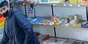 Quedaron registrados en cámara dos ladrones en una fotocopiadora.