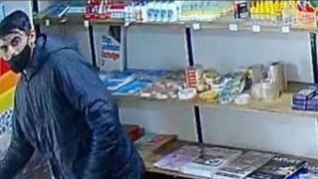 Quedaron registrados en cámara dos ladrones en una fotocopiadora.