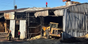 Incendio en un aserradero de Garupá movilizó a siete dotaciones de bomberos y reavivó la alerta por riesgo extremo en Misiones.