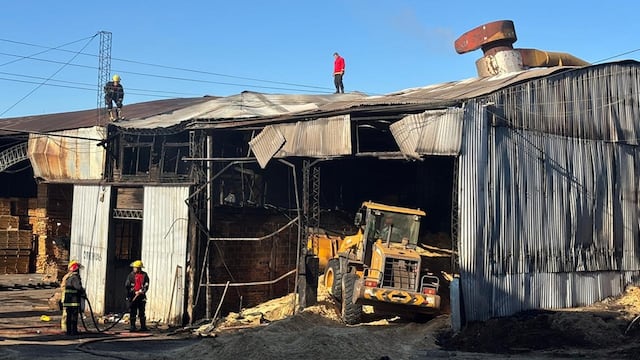 Incendio en un aserradero de Garupá movilizó a siete dotaciones de bomberos y reavivó la alerta por riesgo extremo en Misiones.