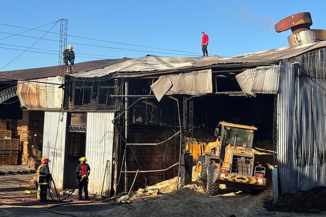 Incendio en un aserradero de Garupá movilizó a siete dotaciones de bomberos y reavivó la alerta por riesgo extremo en Misiones.