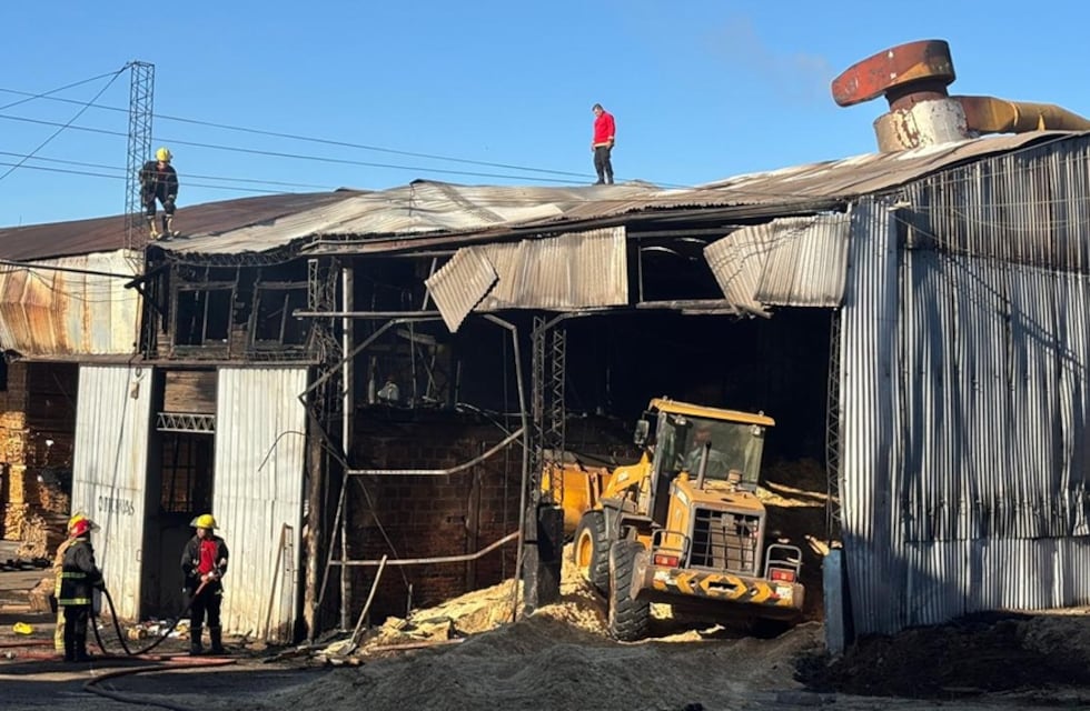 Incendio en un aserradero de Garupá movilizó a siete dotaciones de bomberos