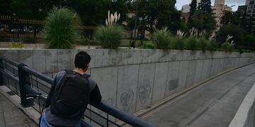Viaducto de plaza España donde el adolescente cayó al vacío escapando de otros jóvenes que lo perseguían a la salida de un boliche.